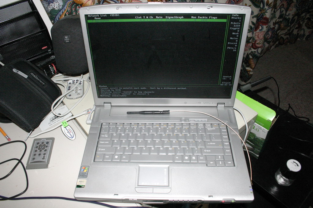 Overall view. Averatec 6200, GemTek Prism2 card, external antenna, BackTrack v3.0 "BETA"